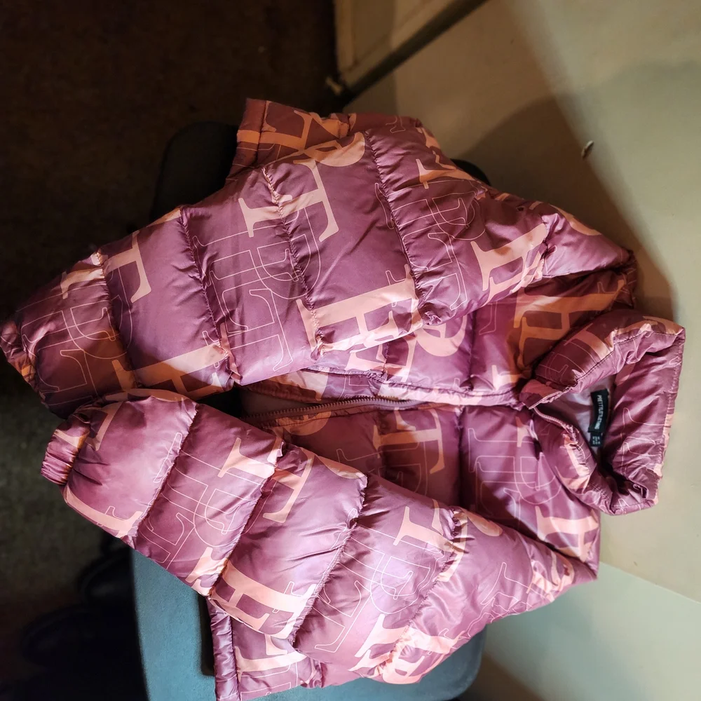 PrettyLittleThing Pink Puffer Jacket with Logo - Picture 5 of 5